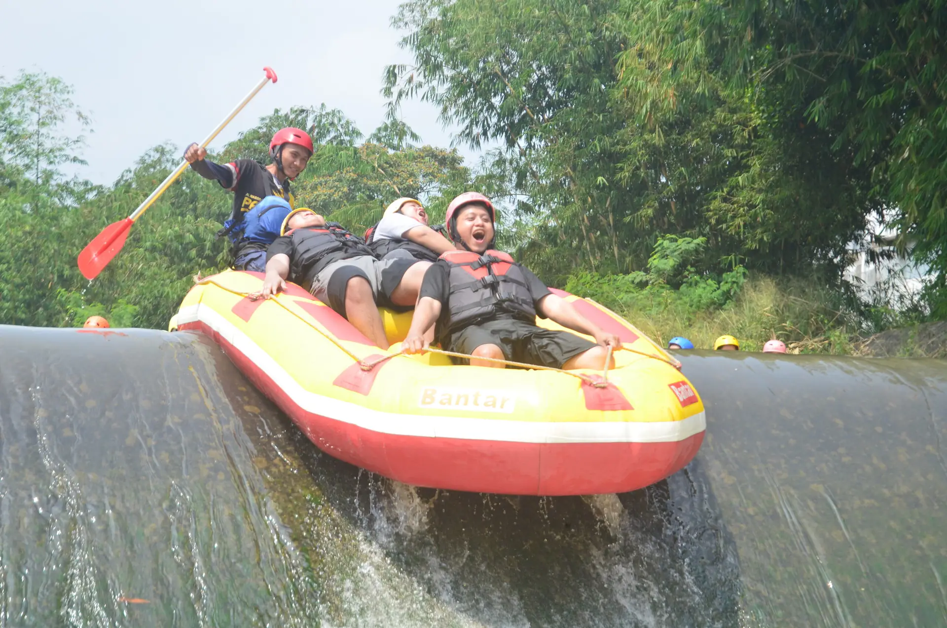 Perahu merah dengan tim lengkap di sungai