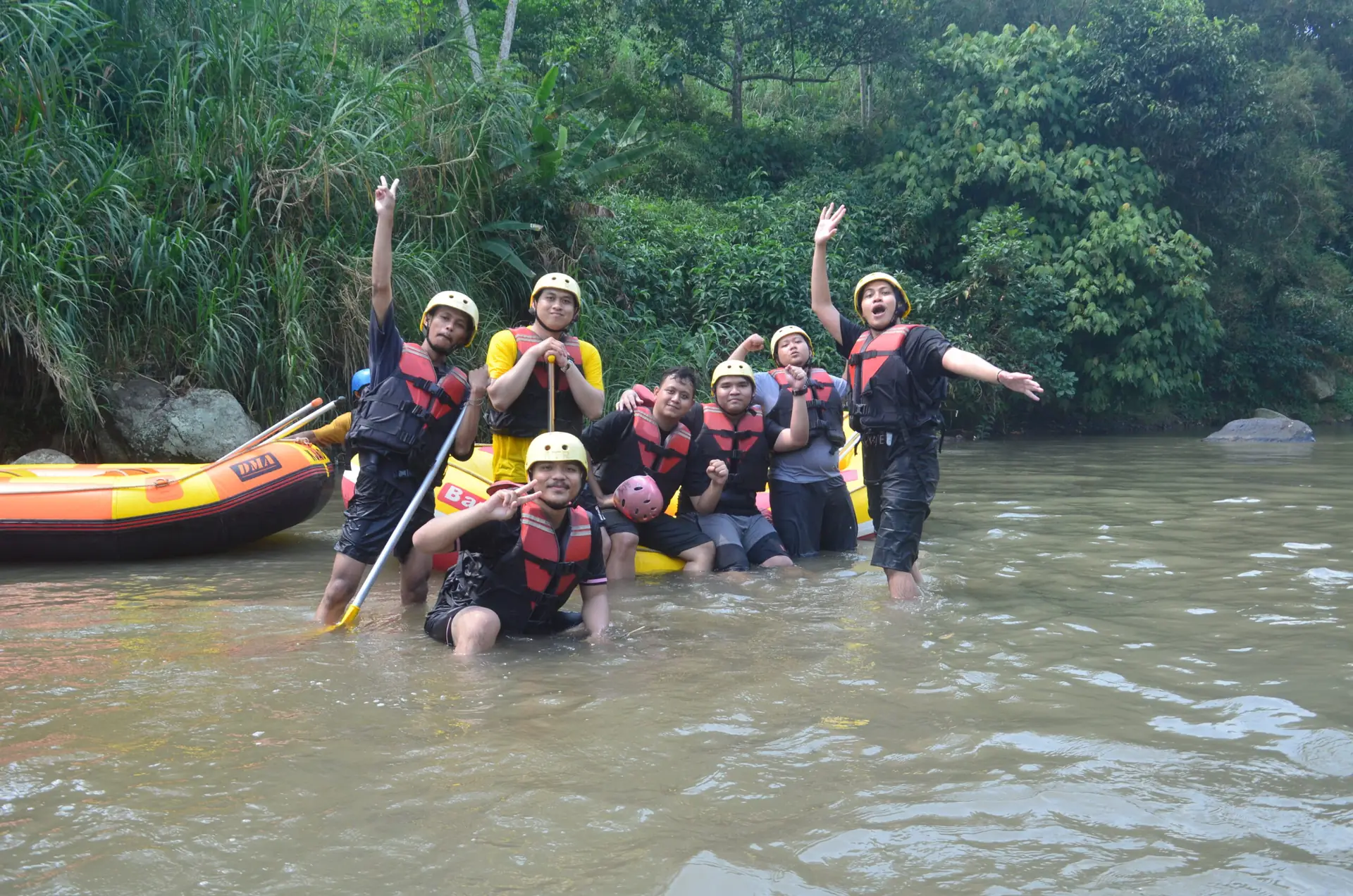 Rombongan peserta berkumpul di tepi sungai